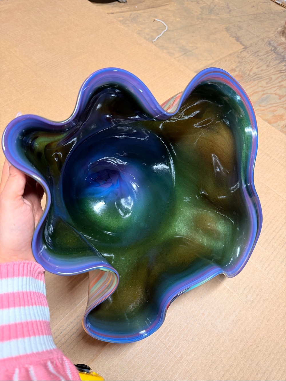 Huge 15” signed The Glass Hive Oregon Hand Blown Ruffled Ribbon Art Glass Bowl - Picture 13 of 16